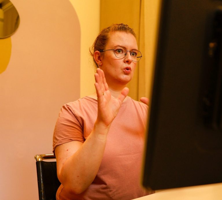 Online-Unterricht Katharina sitzt am Schreibtisch vor einem Bildschirm und hält Online-Unterricht ab.